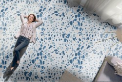 Wallpaper with white and blue marble surface pattern.