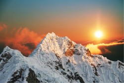 Carta da Parati Paesaggi e Natura Alba Tramonto Montagna Neve